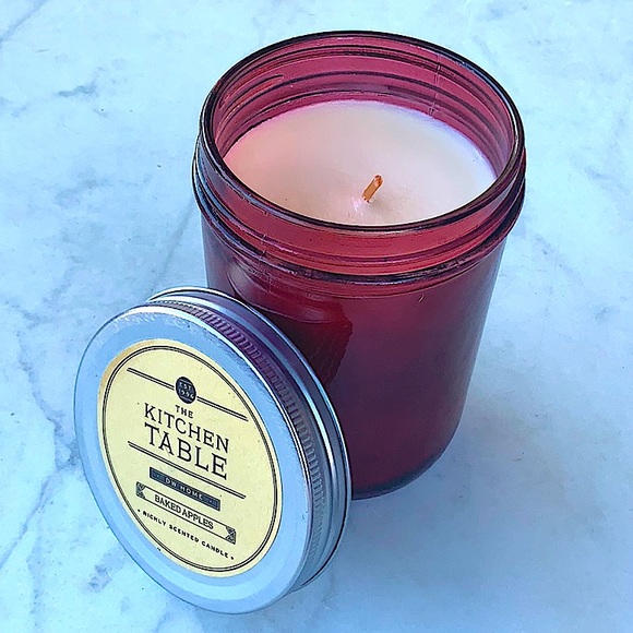 DW HOME BAKED APPLES THE KITCHEN TABLE CANDLE RICHLY SCENTED NEW - Picture 1 of 4